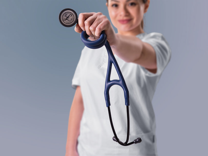 Littmann Cardiology IV – 6242C – dökkblá, regnbogaáferð (sérútgáfa)